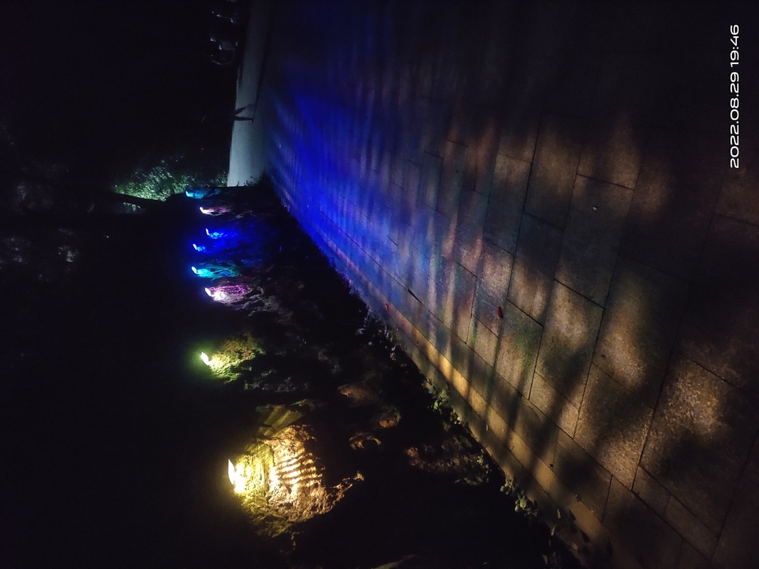 3.7V屋外の太陽庭ライトRGB装飾的な壁の景色の塀LED 123 * 60 * 65mm