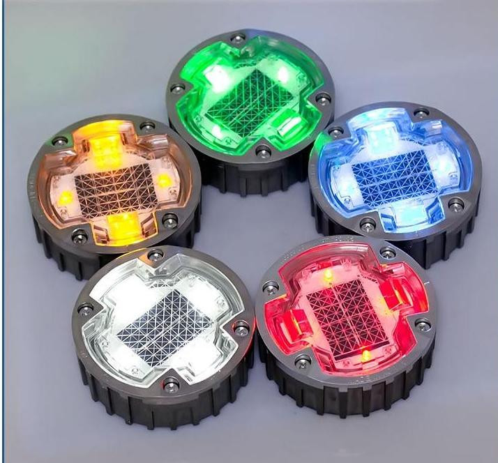 太陽光LED アルミ合金PC道路スタッド IP68 防水レベル 2V 電圧 0.825KG 光源