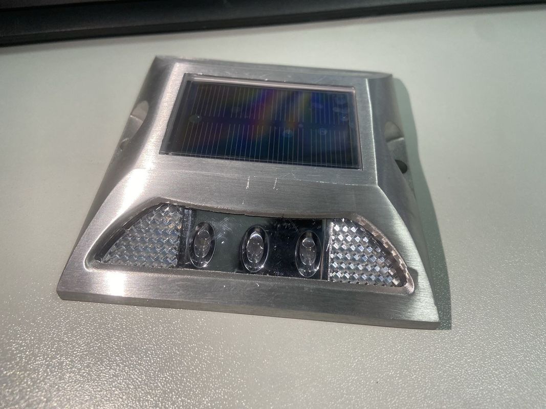 アルミ合金PC太陽光発電道路ストッド IP68防水レベルとLED光源