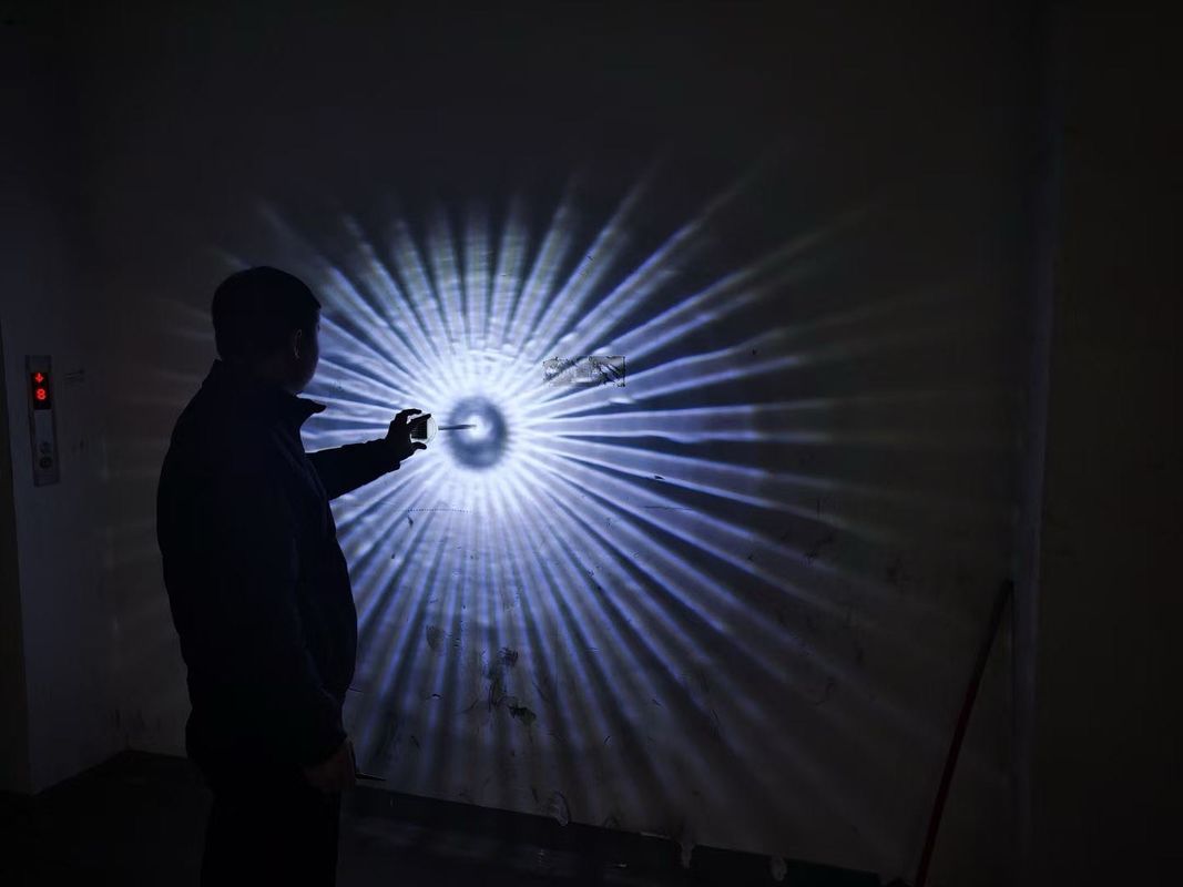 太陽光発電のLEDガーデンライト 天候耐性デザイン モノ結晶ソーラーパネル ABS PC と 10LM 温かい