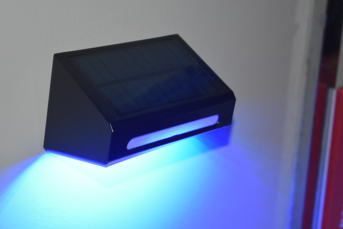 明るい暖かい白色 RGB 屋外太陽光壁灯 三次性 リチウム電池 IP65 防水