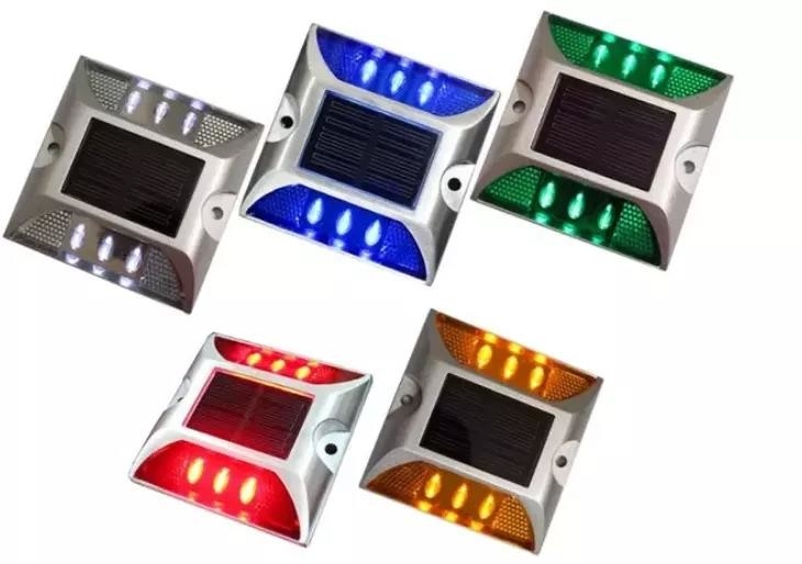 ソーラーロードスタッド 103*106*24mm サイズとLED反射型交通警告灯 330g