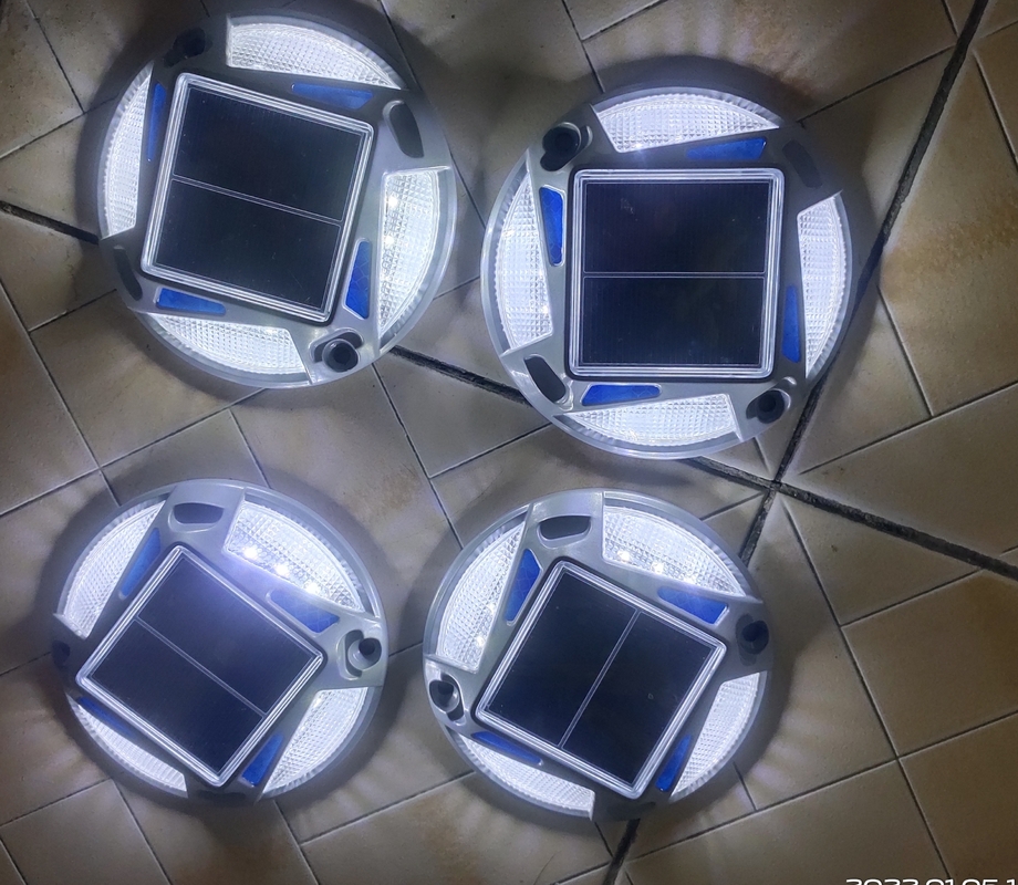 2V電圧 太陽光デッキライト デッキの階段用 レンディング照明 屋外防水