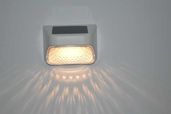 屋外太陽光 LED フェンスライト 太陽光発電 庭灯 防水 輝く