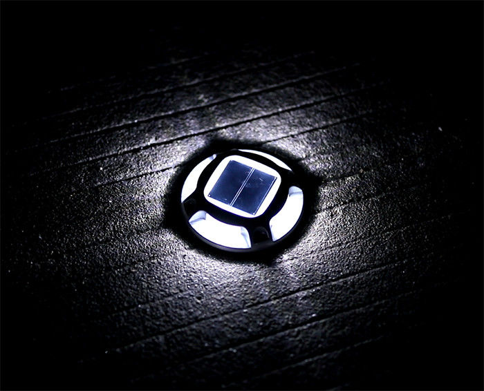 2V 140MAHのステンレス鋼の太陽デッキは庭道の方法のための長い寿命をつける