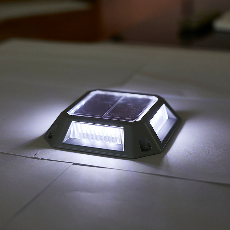 7.1 X 5.3 X 4.3 インチ 太陽光ドックライトスクリュー設置 2 年間の保証